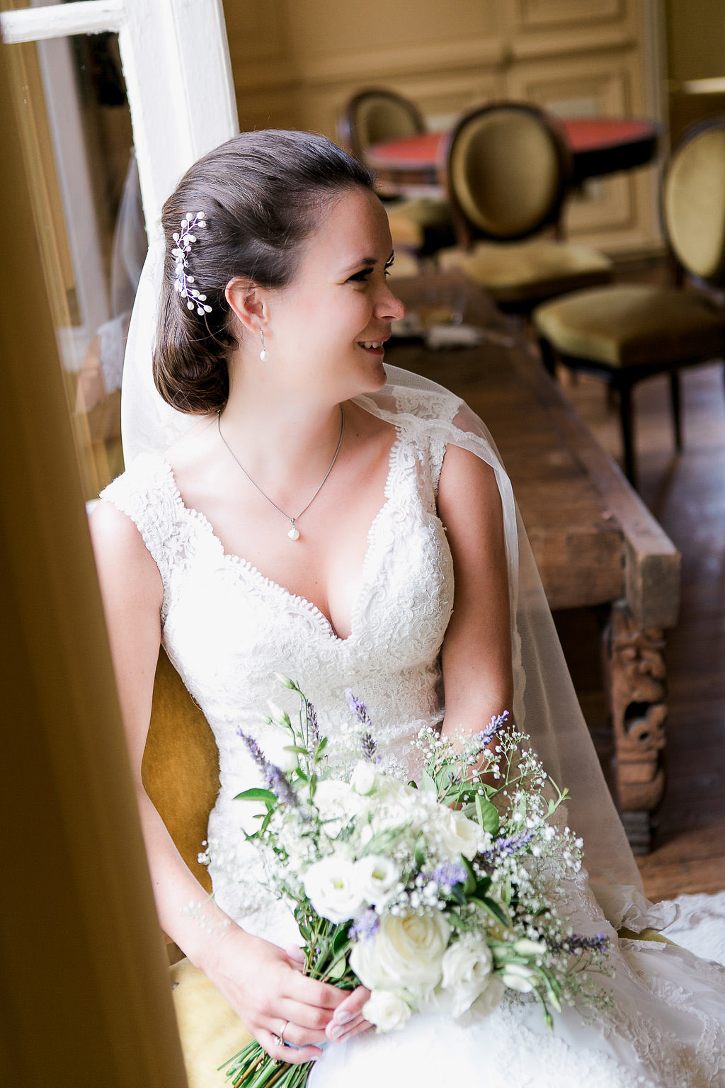 Bridal bouquet Small wedding in French Chateau Saint Julien l'Ars 