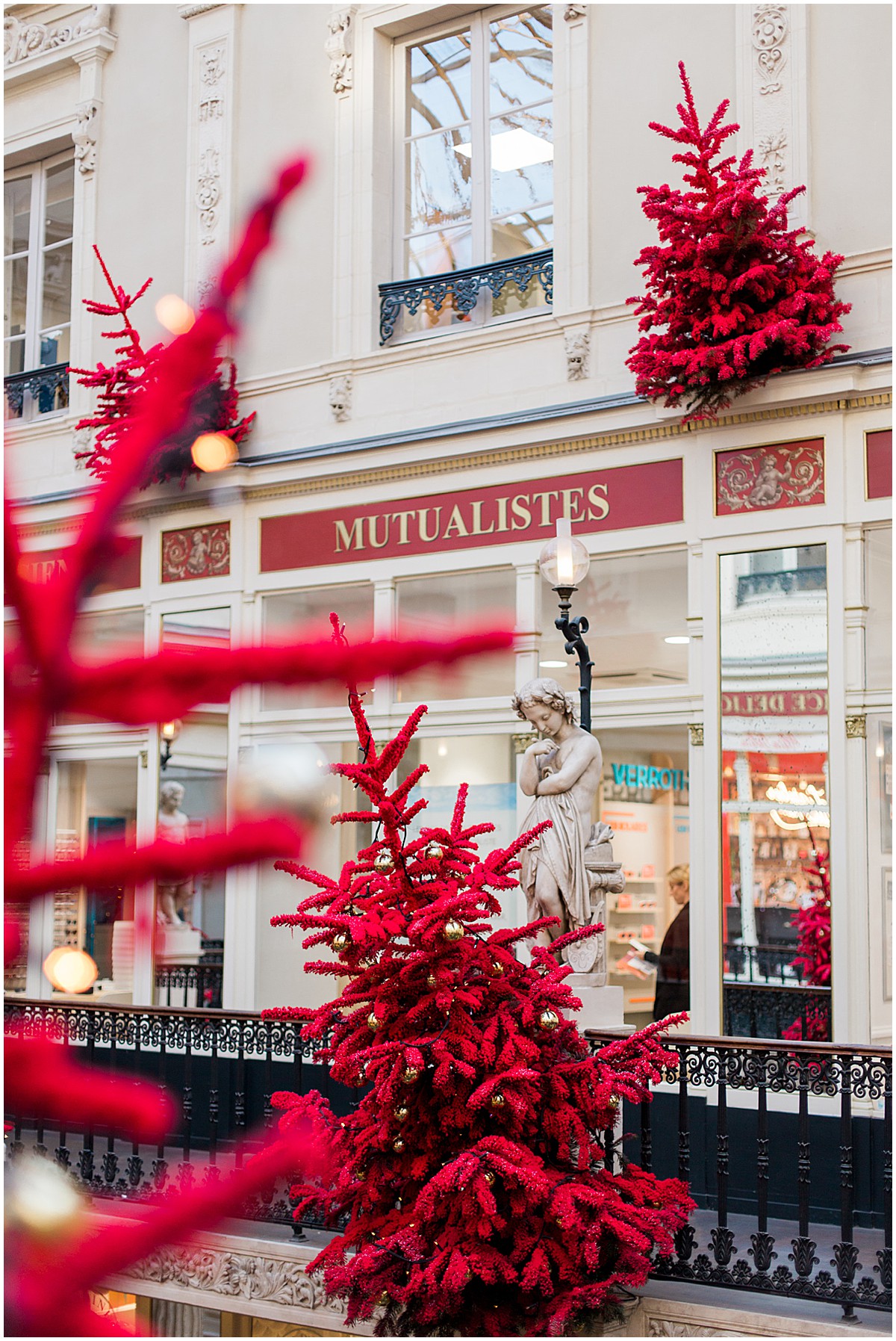 Passage Pommeraye Noel Nantes - Red Christmas tree decoration - Elena Usacheva Photographe 