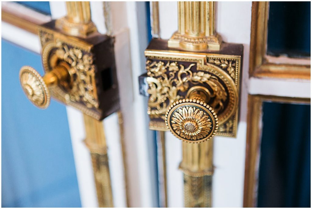 Detail de porte lors de mariage au Pavillon de Musique du Barry - Photographe Elena Usacheva