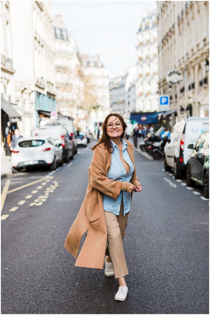 Séance photo de femme, mode sur les rues de Paris, photo en noire et blanc par Elena Usacheva, photographe à Nantes, Loire-Atlantique et Bretagne.