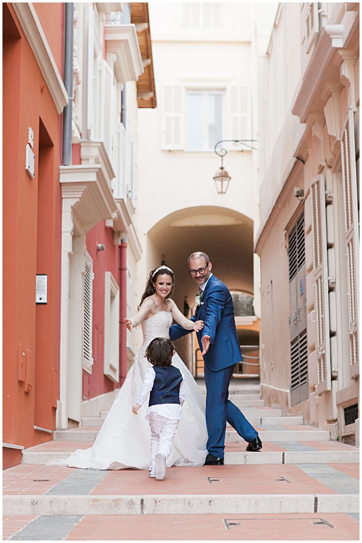 Portrait de famille avec les mariés et leur fils - Mariage à Monaco par photographe Elena Usacheva 