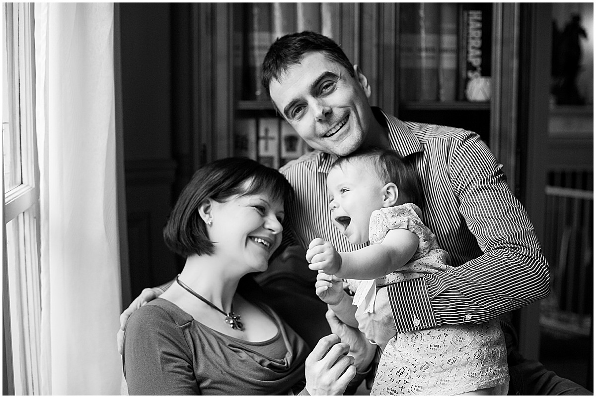 Séance photo de famille à l'extérieur avec un bébé 1 an