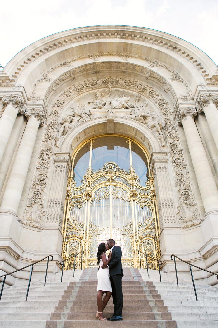 Couple photo session with golden door entrance of Petit Palais Paris - Elena Usacheva Nantes photographer 