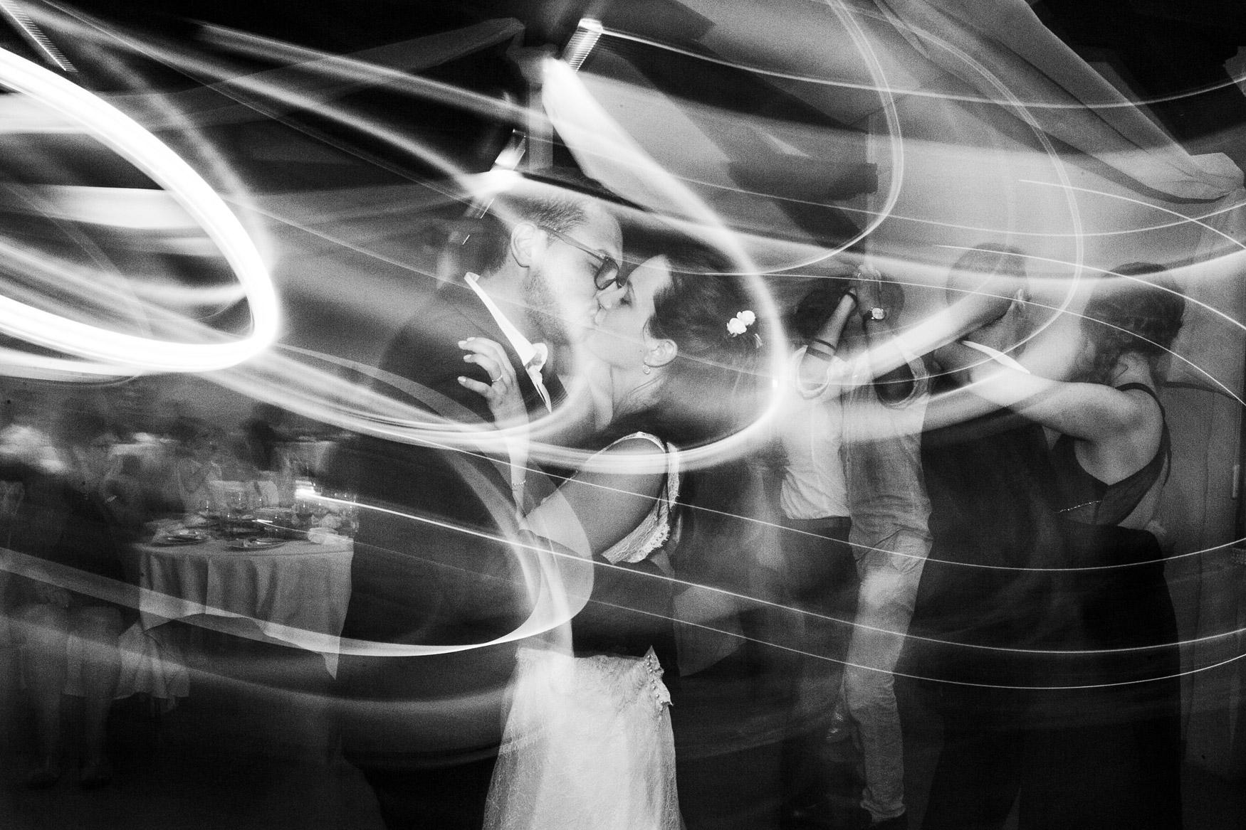 Photo de mariage en noir et blanc la soirée dansant