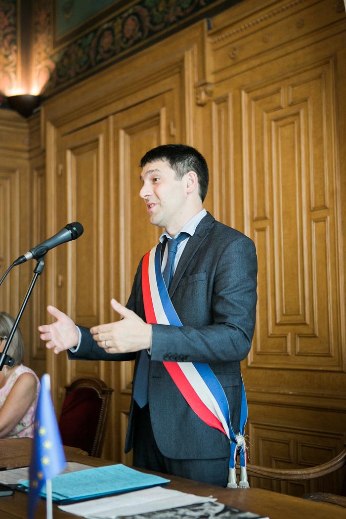Mariage gay à la mairie de 11 arrondissement de Paris - adjoint de maire - Photographe mariage Nantes Elena Usacheva