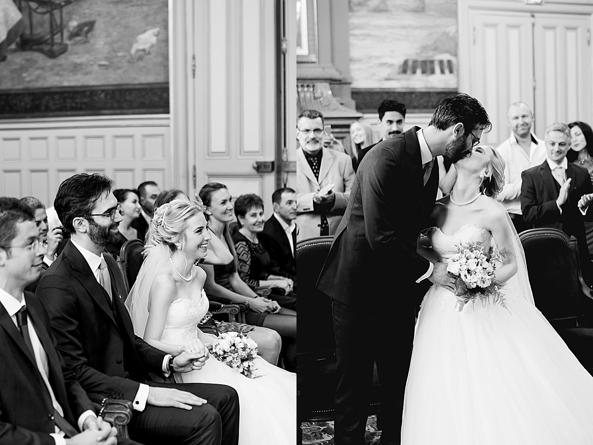 Mariage d'hiver - Elena Usacheva Photographe à Nantes et Pays de la Loire - Mairie de 15eme arrondissement de Paris , photo en noire et blanc, les mariés s'embrassent 