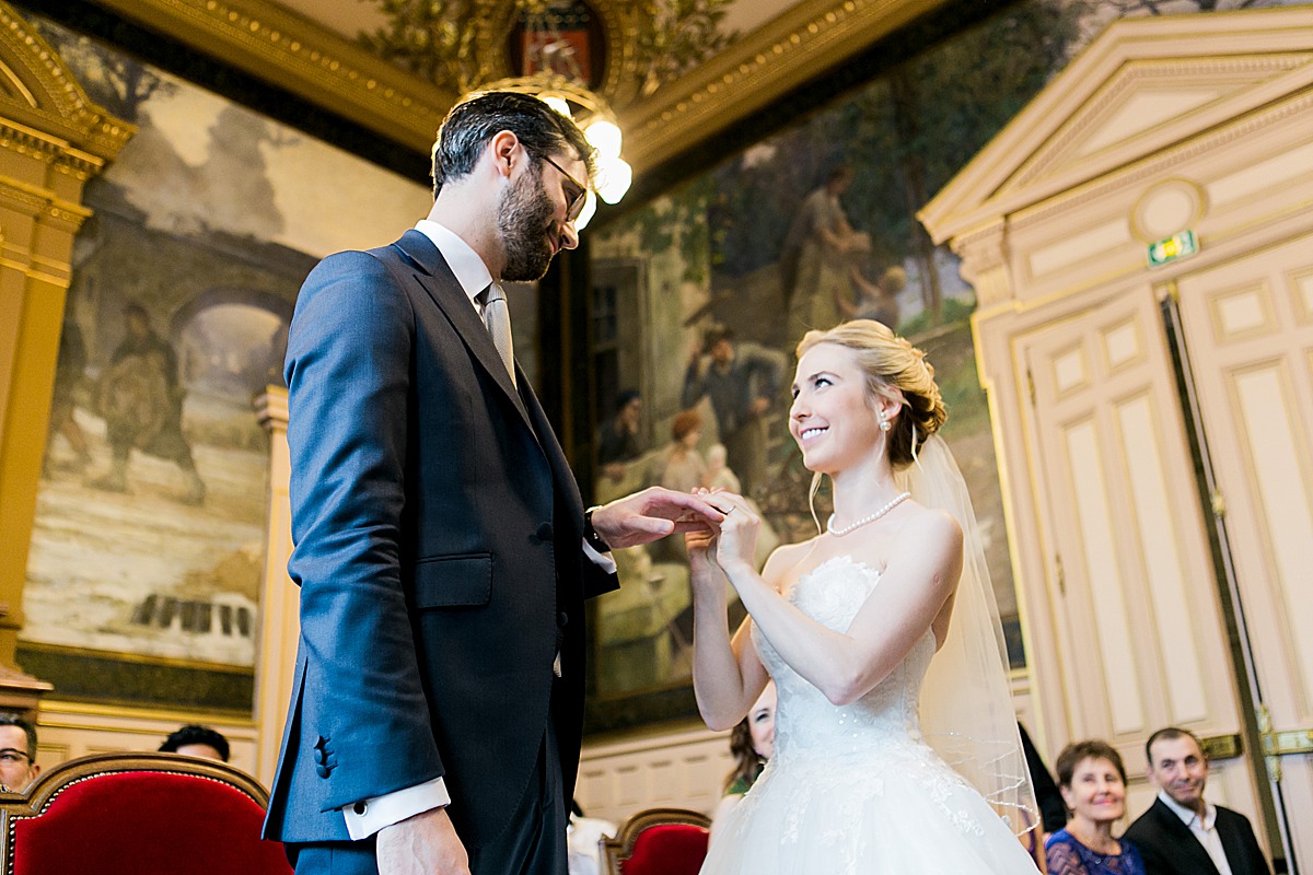 Mariage d'hiver - Elena Usacheva Photographe à Nantes et Pays de la Loire - Mairie de 15eme arrondissement de Paris - Les mariés se tenant la main à la mairie 