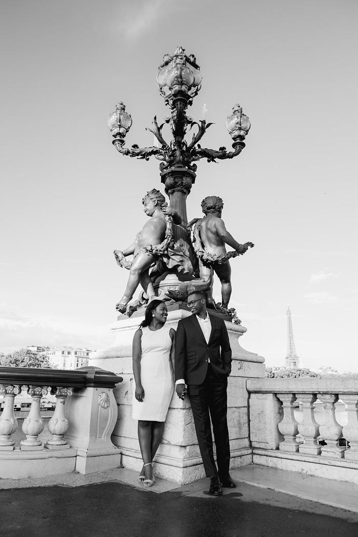 Couple smiling on candid photos in Paris - Elena usacheva Nantes photographer 