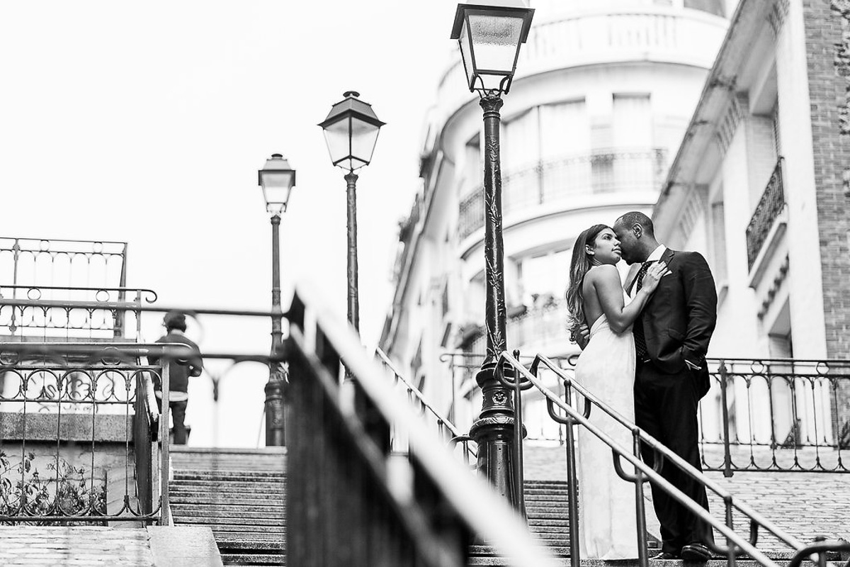 black and white photo for paris photoshoot in montmartre